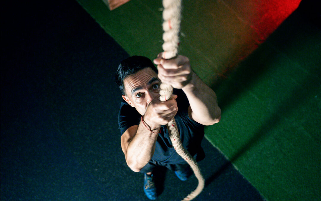 Beneficios de la cuerda de trepar en el entrenamiento funcional: guía completa